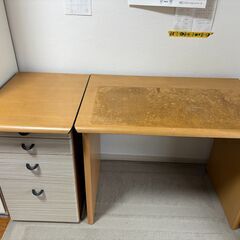 デスクとサイド引き出しの画像