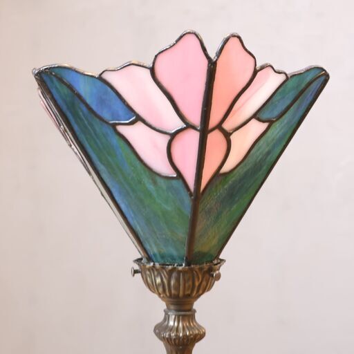 アンティーク調のステンドグラスランプです。優雅な雰囲気のヨーロッパ風の卓上ライトはリビングや寝室のリラックスタイムにぴったり♪灯りをつけなくてもお部屋を華やかな空間に。 アンティーク調のステンドグラスランプです。優雅な雰囲気のヨーロッパ