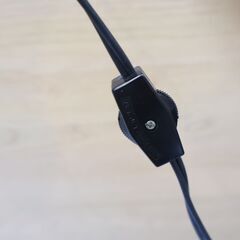アンティーク調のステンドグラスランプです。優雅な雰囲気のヨーロッパ風の卓上ライトはリビングや寝室のリラックスタイムにぴったり♪灯りをつけなくてもお部屋を華やかな空間に。の画像