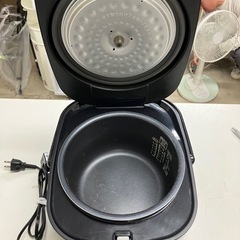 A2504-057 アイリスオーヤマ マイコンジャー炊飯器 RC-MC50-B 2018年製 5.5合炊き 通電確認済み キズ汚れ有りの画像