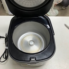 A2504-057 アイリスオーヤマ マイコンジャー炊飯器 RC-MC50-B 2018年製 5.5合炊き 通電確認済み キズ汚れ有りの画像