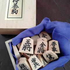 【脚付き将棋盤＆駒台＆将棋駒】三点セットの画像