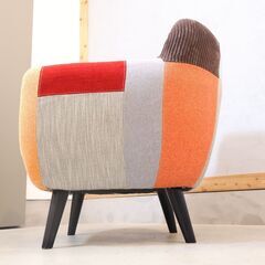 Francfranc(フランフラン)の NAVIA(ナビア) 1人掛けソファーです。カラフルで可愛らしいデザインが魅力のシングルソファー。ポップな雰囲気はインテリアのアクセントにもおススメです♪の画像