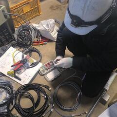 エレベーターリニューアル工事の作業員の画像