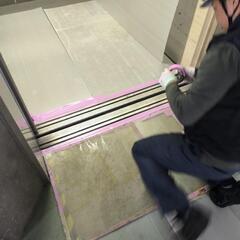 エレベーターリニューアル工事の作業員の画像