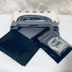 簡易トイレ 携帯トイレ 折りたたみポータブルトイレ 防災トイレ  ※size S ※ホワイト＆グレー色 ※災害用 非常用 防災グッズ アウトドアに!! ※耐荷重150kg ※排便袋&凝固剤付き ※外箱なし（収納袋付き）  本品はホワイト＆グレー色の Ssizeの未使用新品です。 ※写真はわかりやすいように 他の色ですが出しています!!の画像