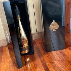 アルマンドから箱と袋
