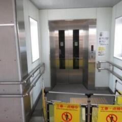 エレベーターリニューアル工事の作業員の画像