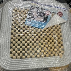 車等のシートにビーズ座布団