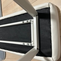 足が壊れてるベンチの画像