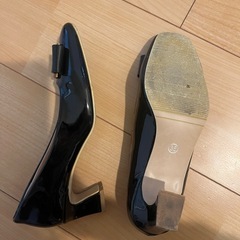 黒色の漆革の靴の画像