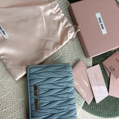 MIUMIU ミュウミュウ マテラッセレザー　財布 ブルー 二つ...