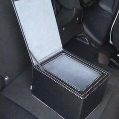 カーメイトの高級感あふれる車載用の蓋付きゴミ箱