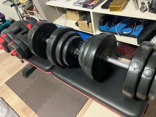 フラットベンチ　可変ダンベル4つ