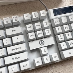ホワイトキーボード※ゲーミングPCにも※映えネオン※ライトあり、なし切り替え、有線の画像