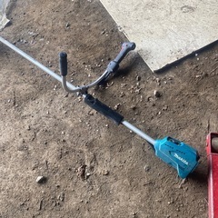  美品 makita マキタ 草刈機 充電式 MUR142UD 14.4V 庭手入れ 充電器 バッテリーなしの画像