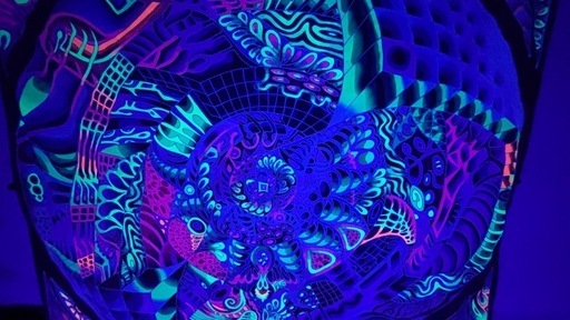 ブラックライトに光る大きいサイズのバティック　タペストリー