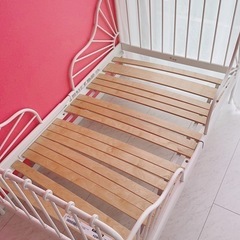 IKEA MINNEN ミンネン 伸長式ベッドフレームとすのこ ホワイトの画像