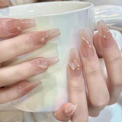 ナチュラルピンクのネイルチップ、ストーン付きでエレガントなデザイン。の画像