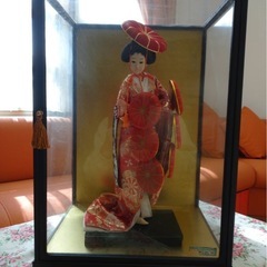 あでやかに舞を舞う振り袖姿の日本人形の画像