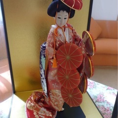 あでやかに舞を舞う振り袖姿の日本人形の画像