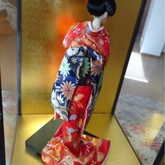 あでやかに舞を舞う振り袖姿の日本人形の画像