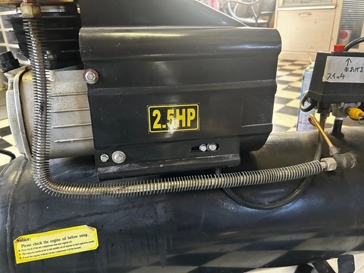 エアーコンプレッサー　2.5HP おまけでコンプレッサーオイル中古付き