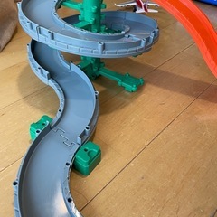 トミカ くみたてかんたん! くるくる峠どうろセット（お値下げします）の画像