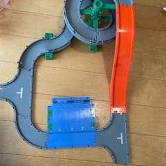 トミカ くみたてかんたん! くるくる峠どうろセット（お値下げします）の画像