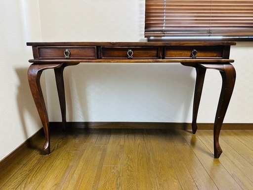 ダークブラウンの木製文机、3つの引き出し付き、曲線的デザイン 木製文机、3つの引き出し付き、曲線的な脚デザインが特徴。