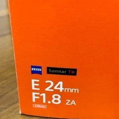 SONY α6400 + ツァイス単焦点レンズ + 純正バッテリーの画像