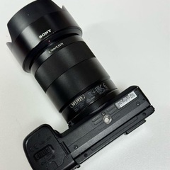 SONY α6400 + ツァイス単焦点レンズ + 純正バッテリーの画像