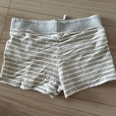 ストライプデザインのショートパンツの画像