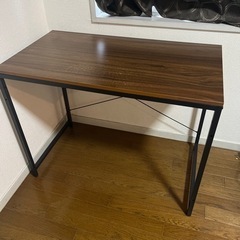 パソコンデスクとオフィスチェアの画像