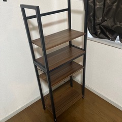 パソコンデスクとオフィスチェアの画像