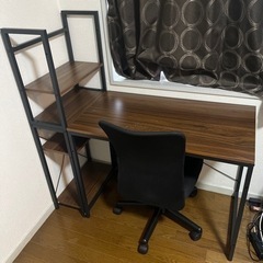 パソコンデスクとオフィスチェア