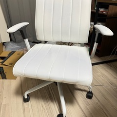 椅子24年購入少し色が染まった