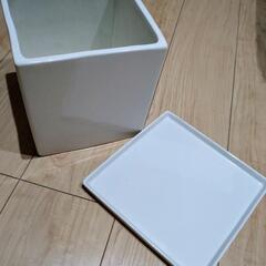 白い陶器鉢受け皿付きの画像