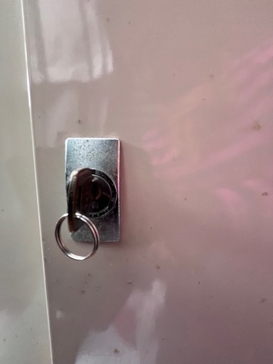 物置2個。屋根のある場所で使用。受け渡し4月末くらいまで待てる方。