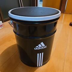 アディダス缶のスツール