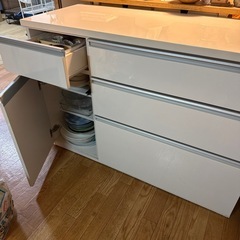 キッチンカウンター収納の画像