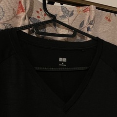 ユニクロVネック M サラッとした生地ですの画像