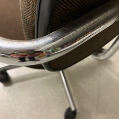 K2504-046 配送不可 オフィスチェア 回転式 ブラウン キズ汚れサビ有りの画像