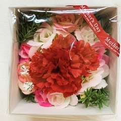 【母の日用2段ボックス ギフト❣️】アレンジメントと帽子クリップの画像