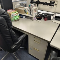 一般的な事務机です。状態は綺麗なほうだと思います。残り2台　内１...