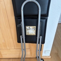 4/13まで　折りたたみ椅子の画像