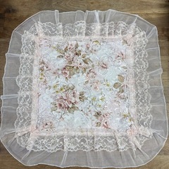 インテリア　花柄レース敷物