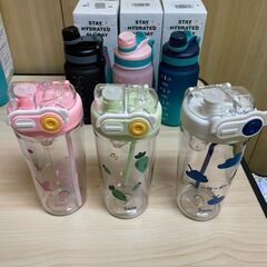新品 水筒 ウォーターボトル 20種類 スポーツボトル プラスチック 目盛り付き 洗いやすい 広口 ストロー 直飲み 耐冷 耐熱 持ち手付き 携帯便利 軽い　まとめ買い歓迎　卸ます　アマゾン引き上げ商品　倒産品　ネット商材　卸ます　転売　アマゾン引き上げ商品　卸し　問屋　倒産品　転売OK　ネット商材　アマゾン　商品　新品　未使用　アウトレット　卸売　卸売りの画像