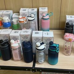 新品 水筒 ウォーターボトル 20種類 スポーツボトル プラスチック 目盛り付き 洗いやすい 広口 ストロー 直飲み 耐冷 耐熱 持ち手付き 携帯便利 軽い　まとめ買い歓迎　卸ます　アマゾン引き上げ商品　倒産品　ネット商材　卸ます　転売　アマゾン引き上げ商品　卸し　問屋　倒産品　転売OK　ネット商材　アマゾン　商品　新品　未使用　アウトレット　卸売　卸売りの画像