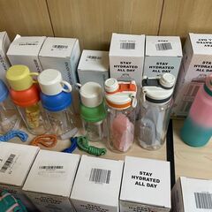 新品 水筒 ウォーターボトル 20種類 スポーツボトル プラスチック 目盛り付き 洗いやすい 広口 ストロー 直飲み 耐冷 耐熱 持ち手付き 携帯便利 軽い　まとめ買い歓迎　卸ます　アマゾン引き上げ商品　倒産品　ネット商材　卸ます　転売　アマゾン引き上げ商品　卸し　問屋　倒産品　転売OK　ネット商材　アマゾン　商品　新品　未使用　アウトレット　卸売　卸売りの画像